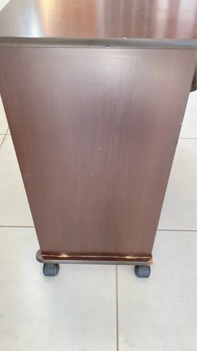 Mesa de Canto com Rodízios - ideal para escritório ou sala