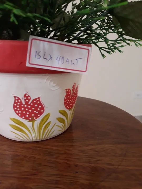 Arranjo de Flor Rosa Vermelha Artificial no Vaso em Cerâmica Pintado à Mão. - Foto 6
