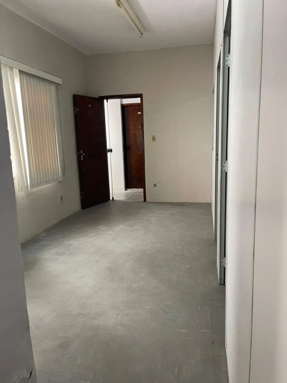 Aluga-se Sala Comercial Aterrado