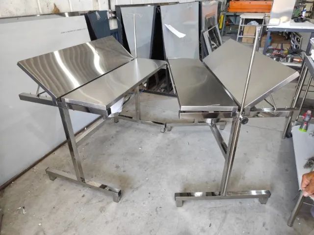 Mesa de Aço Inox para Atendimento Veterinário - Calha, Balde e Suporte de Soro