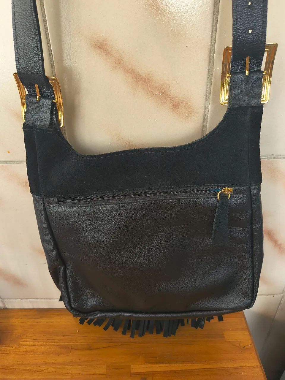 Bolsa preta em couro com franjas - Foto 2