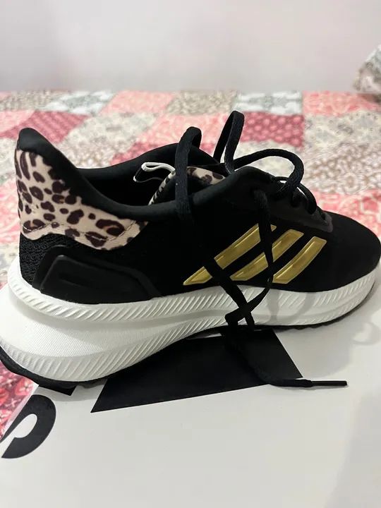Tênis Adidas Feminino Preto com Detalhes Dourados