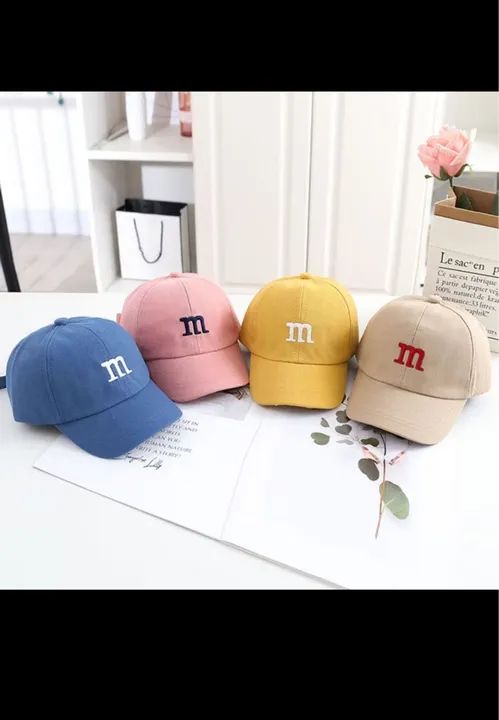 4 Bonés Infantis com Letra M - Diversas Cores