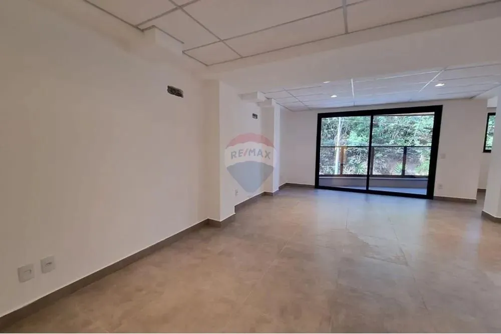 Sala comercial para locação com varanda privativa e vista para o Lago do Taboão Bragança