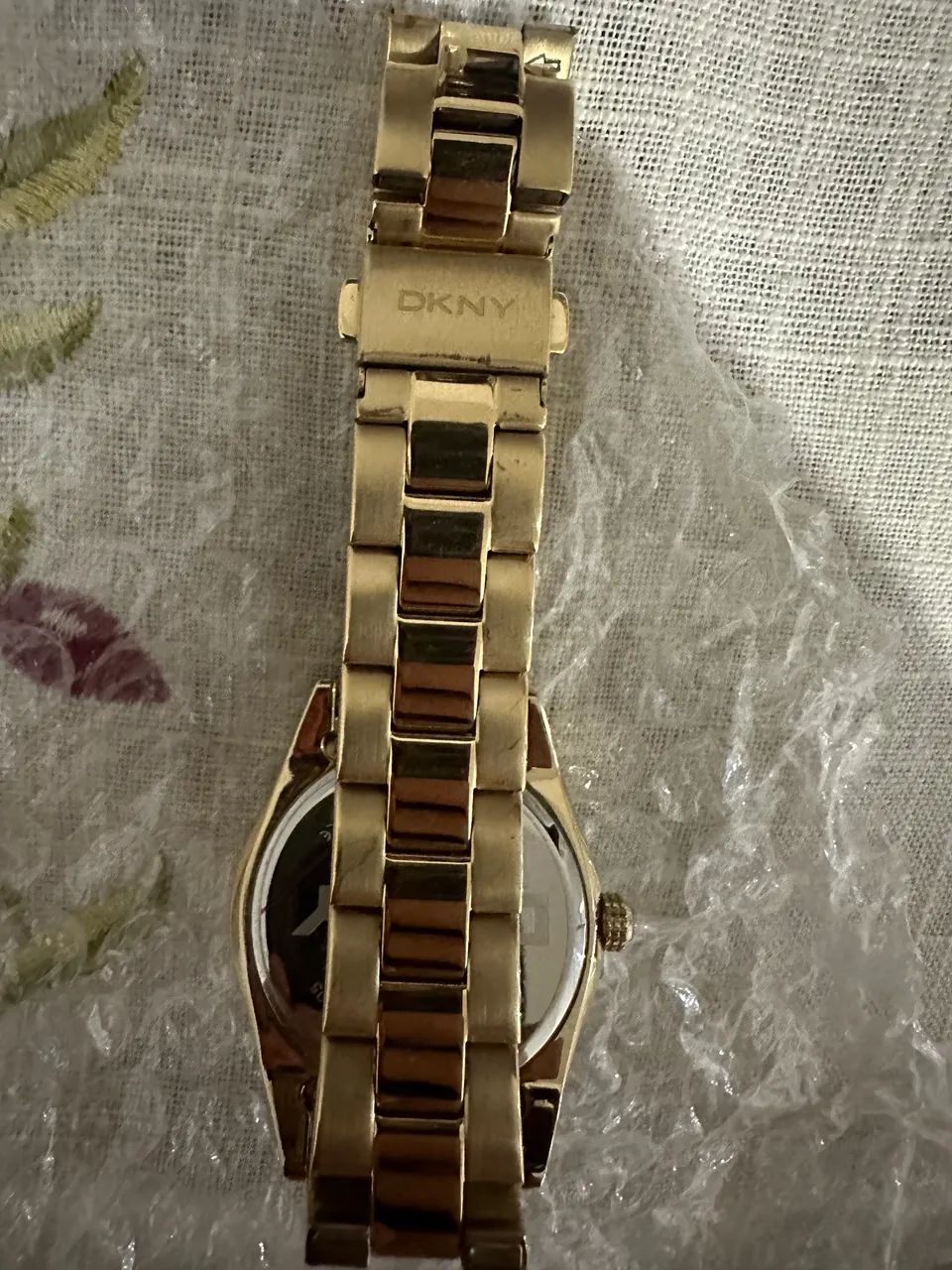 Relógio DKNY Jitney dourado  - Foto 2