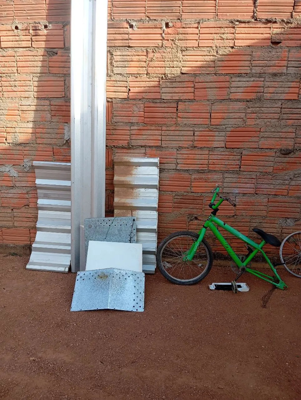 Vendo um quadro de bicicleta, quatro telhas de isopor com inox,