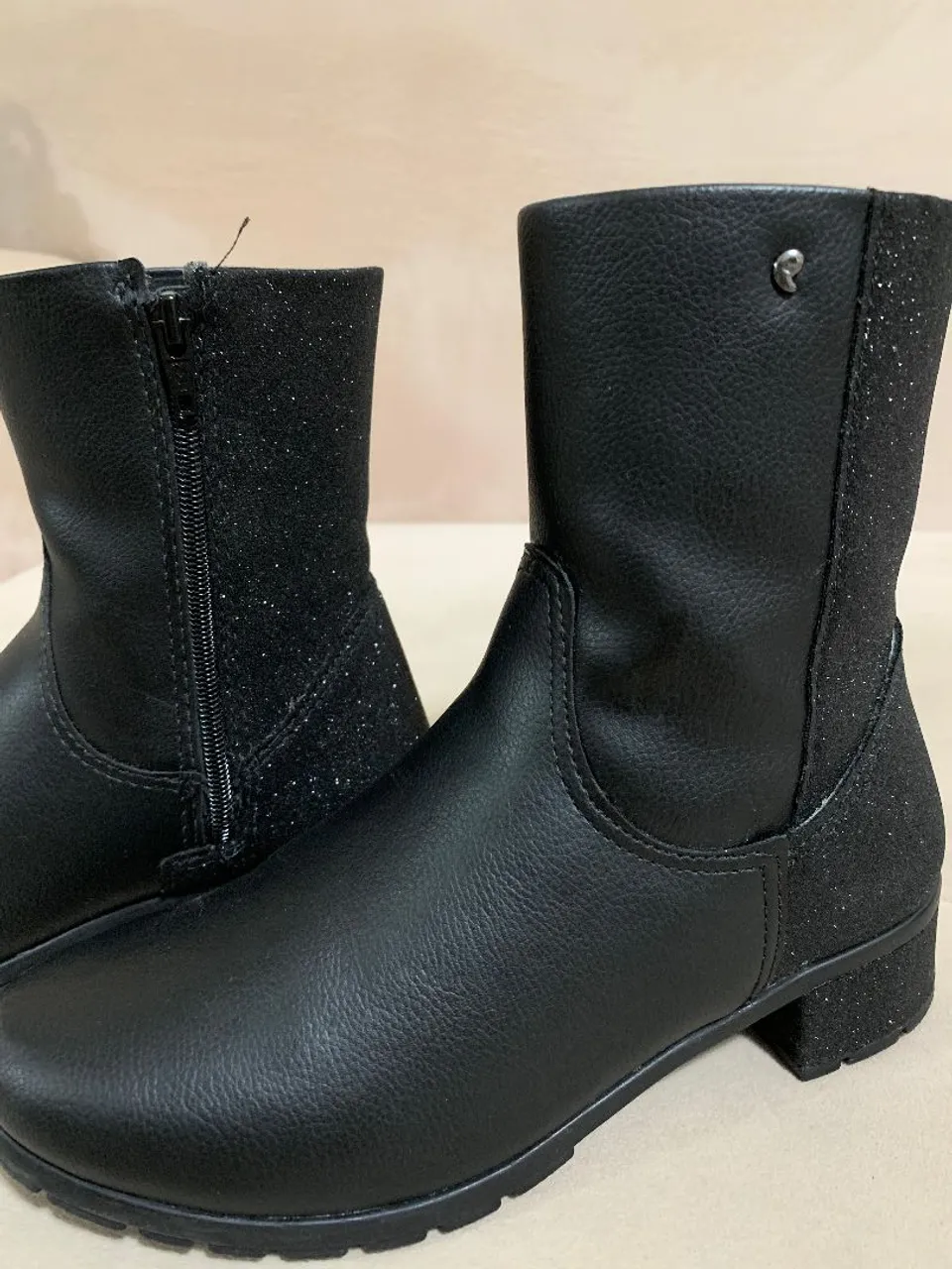 Botas infantis pretas com glitter