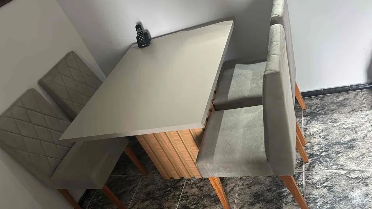 Mesa de Jantar com 4 Cadeiras