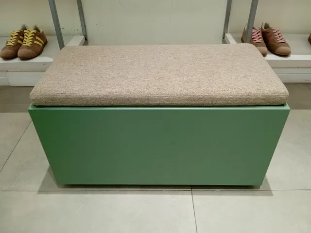 Banco baixo estofado em Madeira / Tecido Verde 46 cm x 82 cm x 40 cm