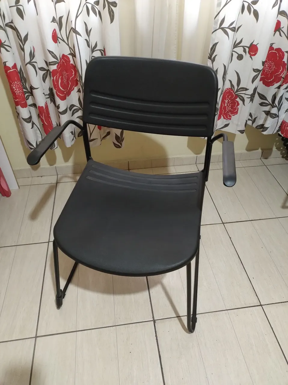 Cadeira Preta com Braços
