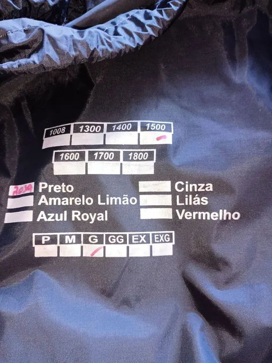 Duas capas de chuva e o baú mais dois capacetes - Foto 3