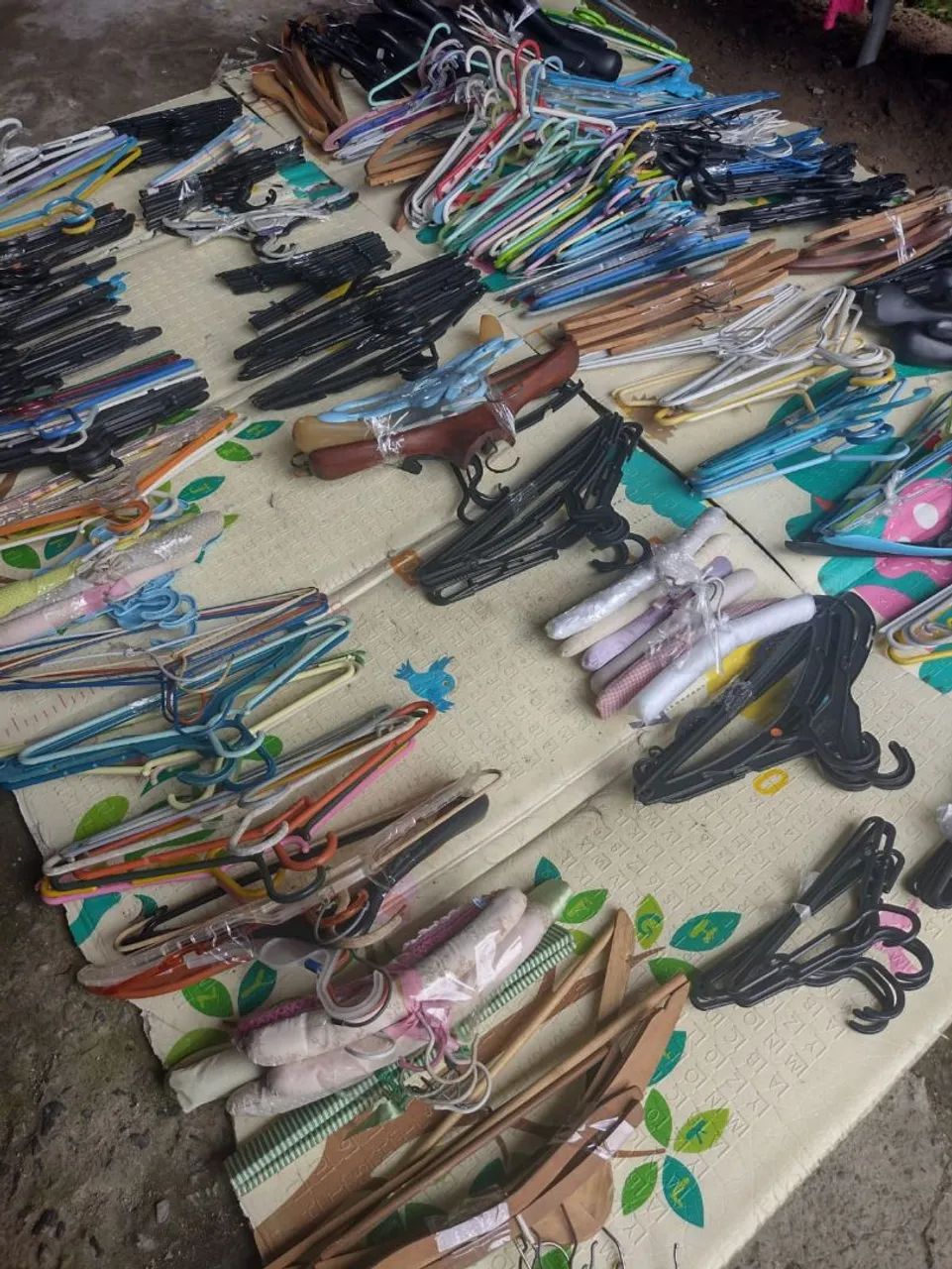 Vendo lote de cabides ou unitário  - Foto 3