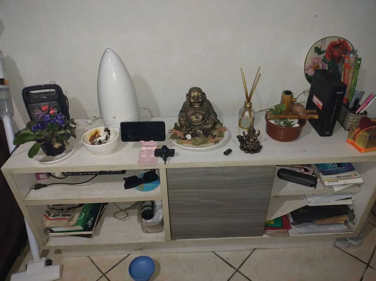 Rack de madeira com prateleiras