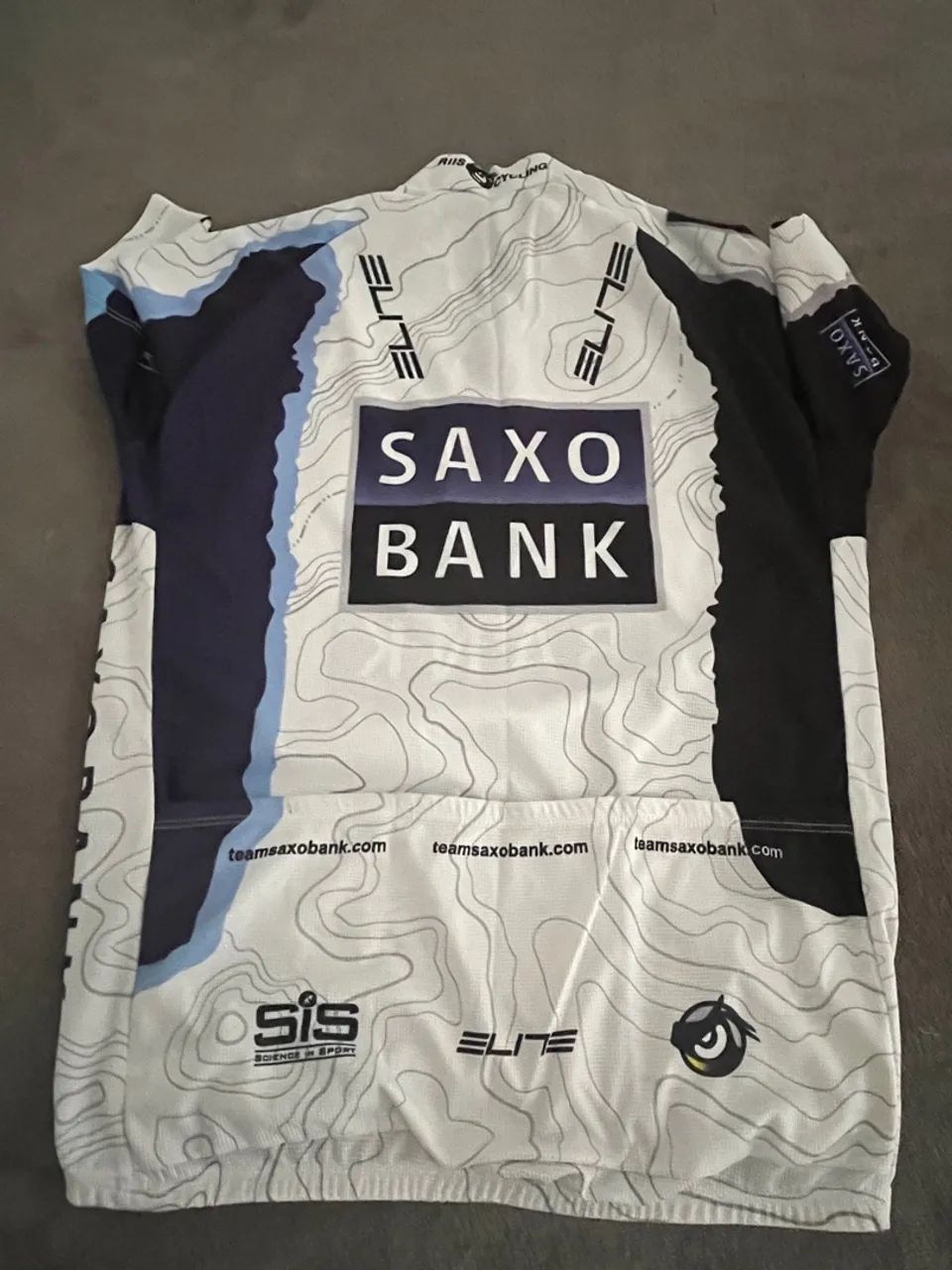 Camiseta de ciclista e capacete  - Foto 2