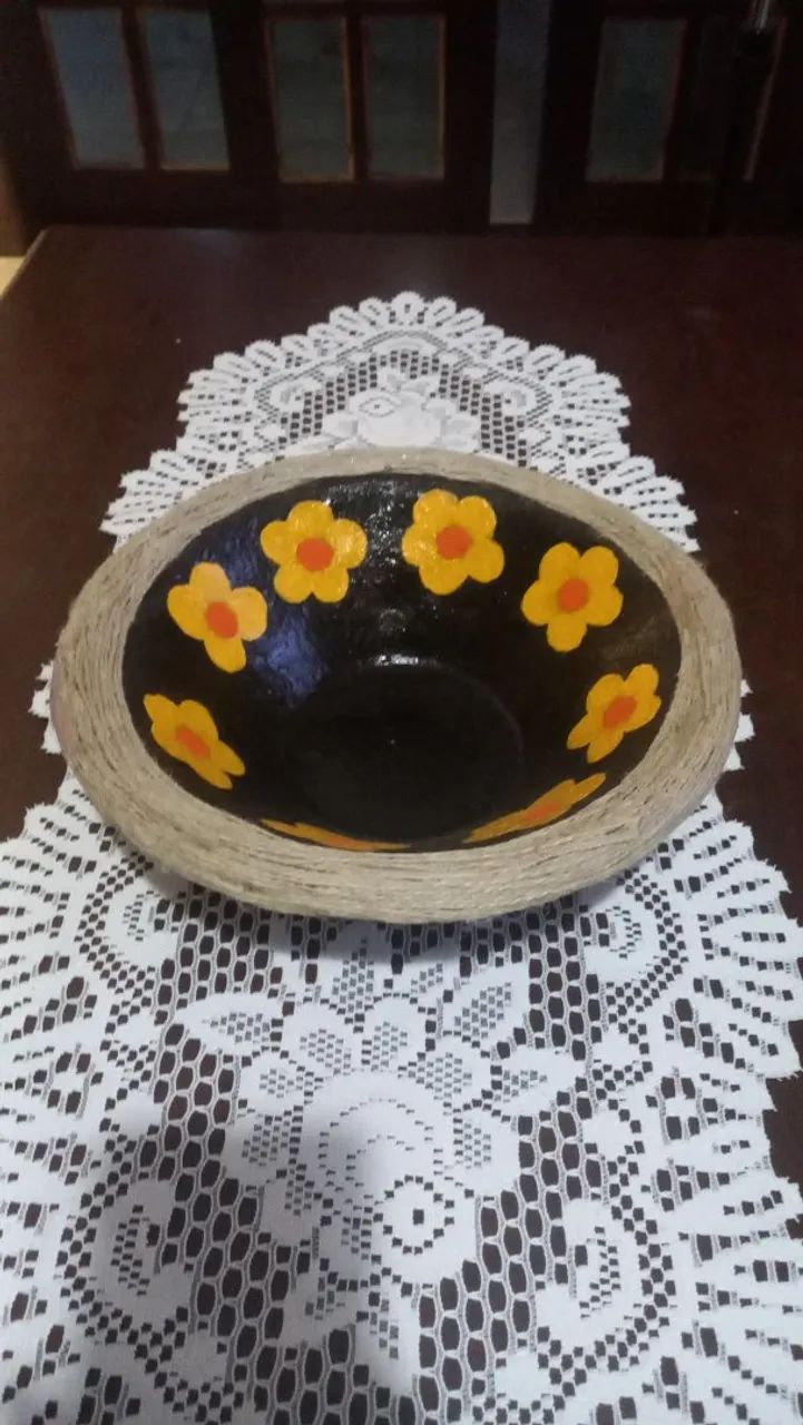 Fruteira em cerâmica e sizal 