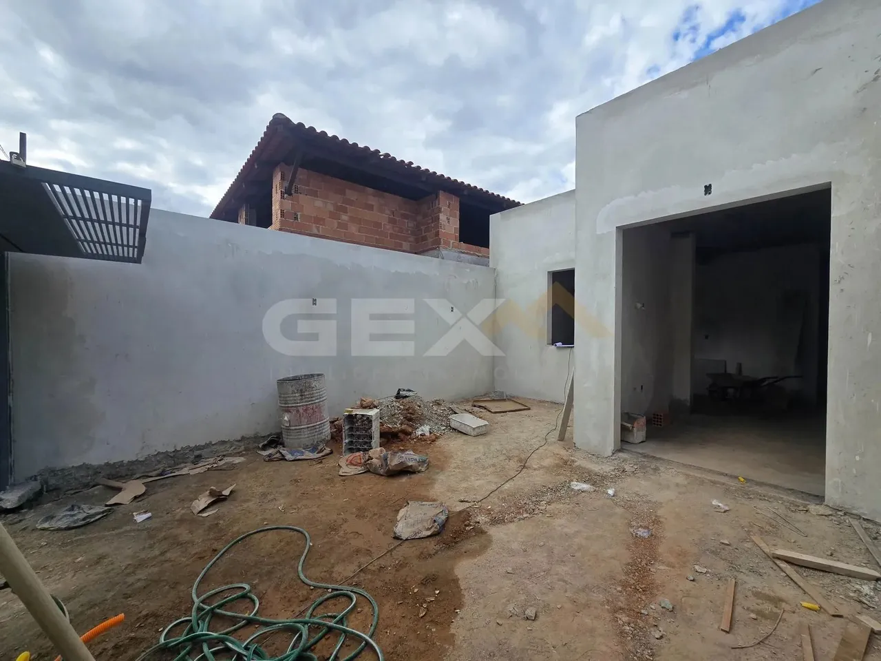 Casa à venda no bairro das Oliveiras, 3 quartos, 1 suíte e espaço gourmet.