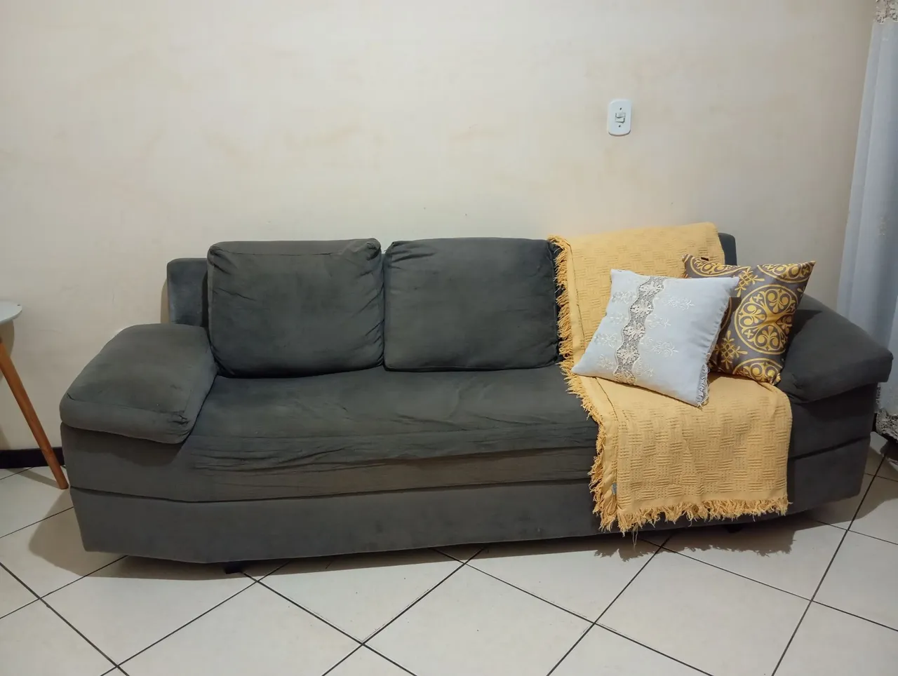 Sofá 3 lugares cinza com almofadas
