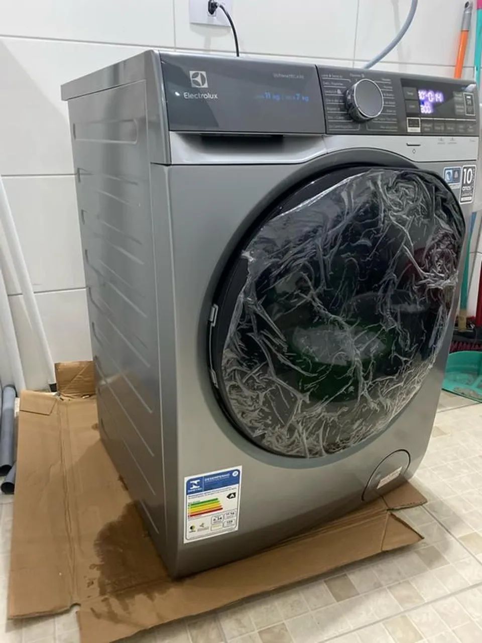 Lava e seca Electrolux com wifi inox nova na caixa  - Foto 2