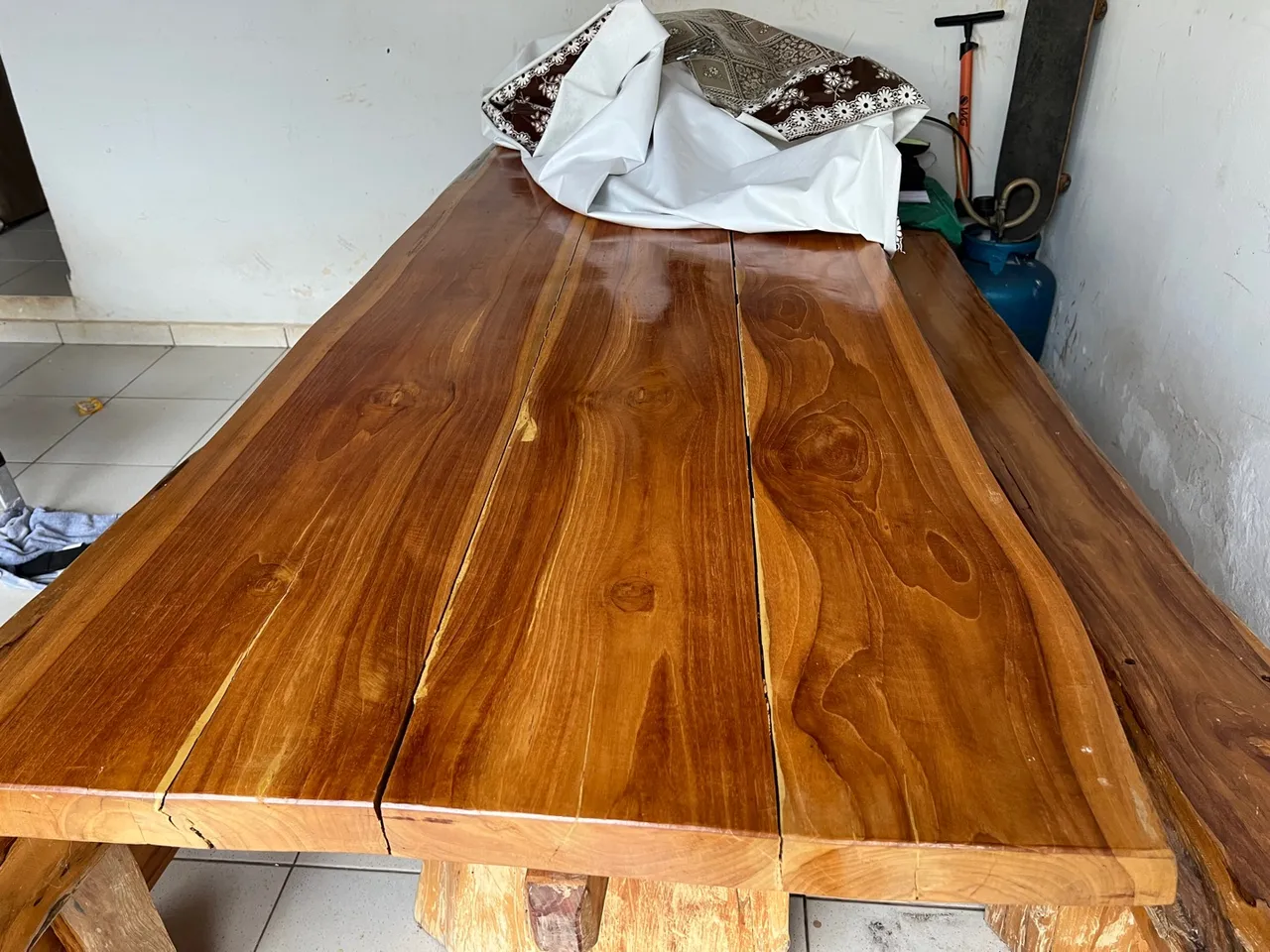 Mesa de madeira maciça