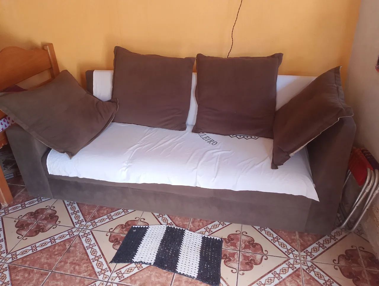 Sofá 3 Lugares Marrom com Almofadas - Foto 2