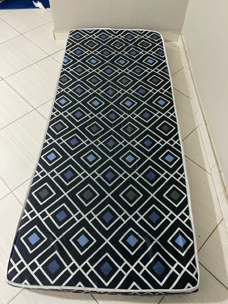 Colchão solteiro com design geométrico