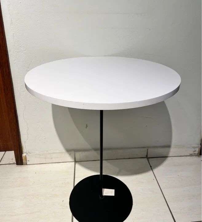 Mesa redonda branca com base preta - Foto 2