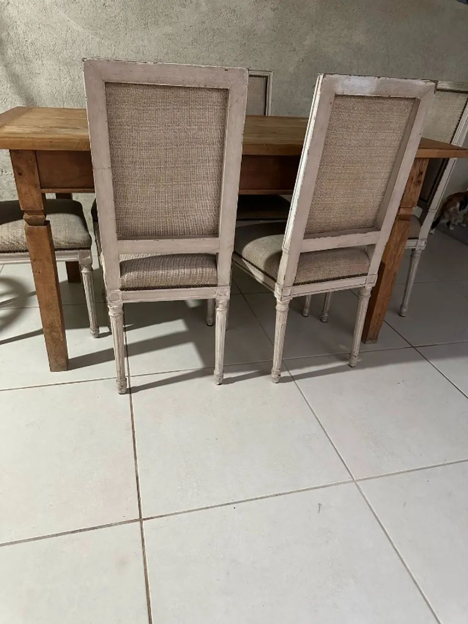 Mesa rústica de madeira maciça com 6 cadeiras acolchoadas - Foto 5