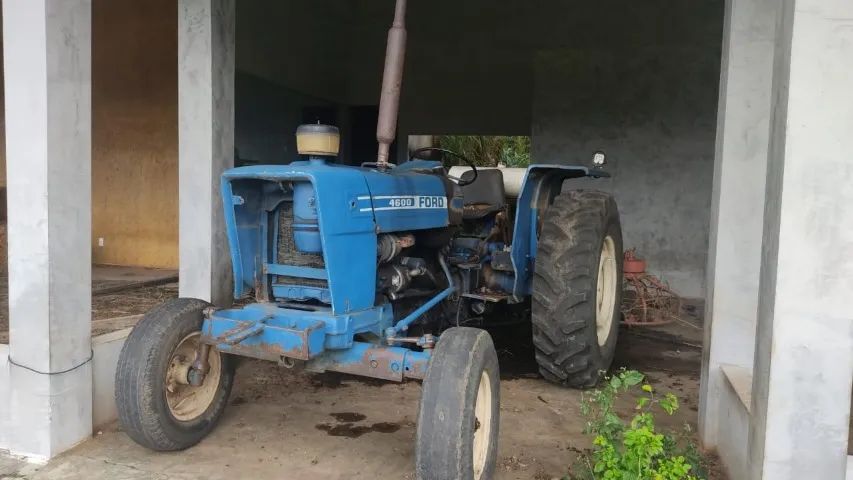 Vendem-se dois tratores: 1 Ford 4600 e 1 Ford 6600