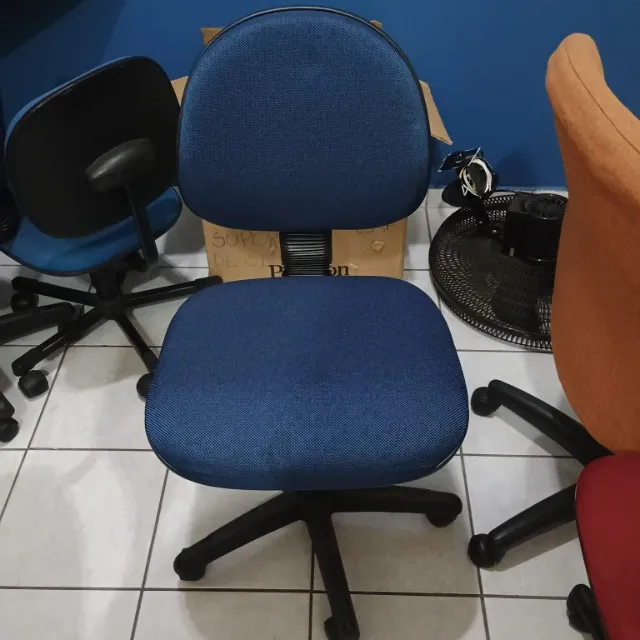Cadeira de Rodinhas Diretor estofado, sistema a gás, nova