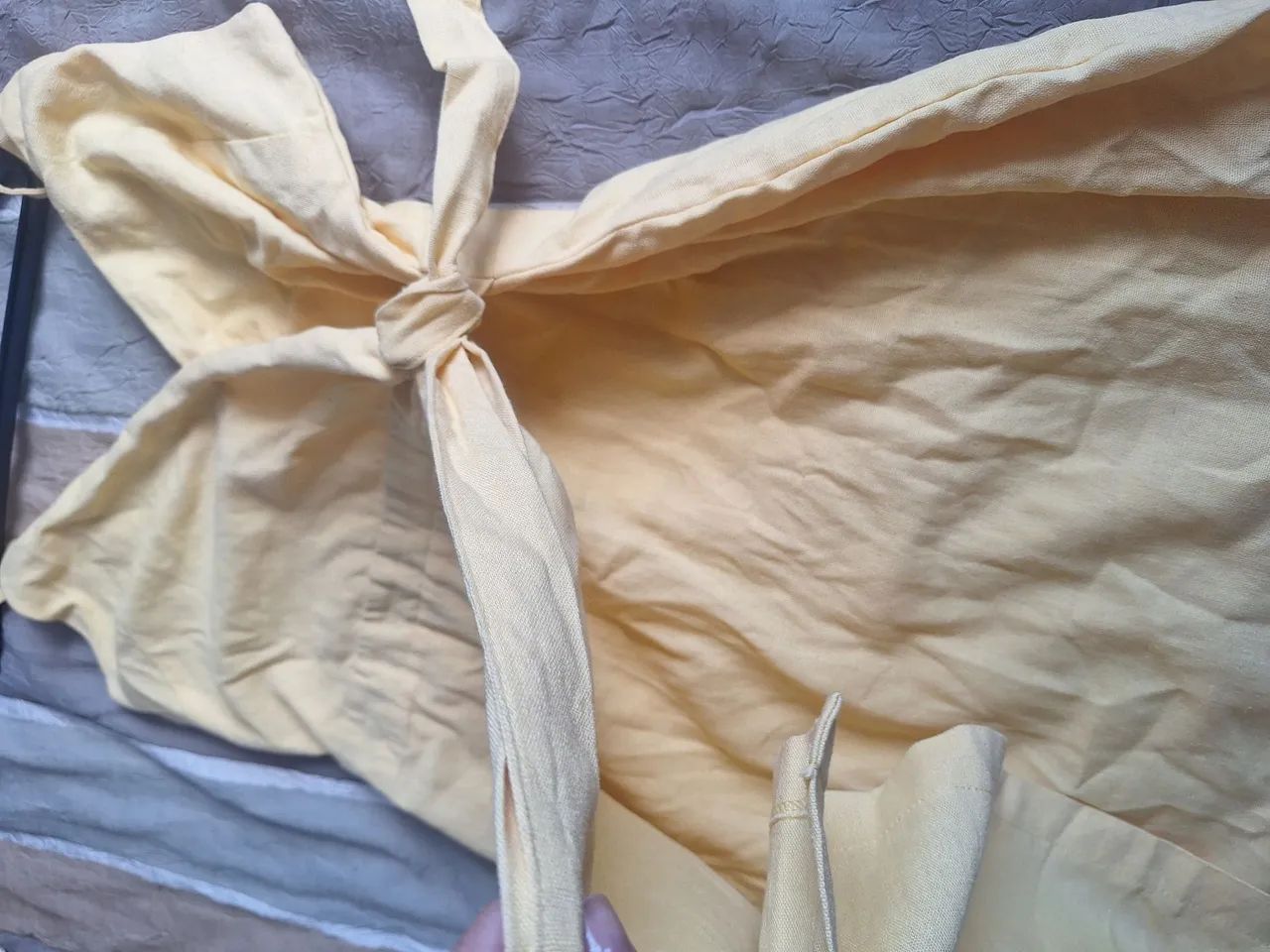 Vestido amarelo transpassado em linho - Foto 4