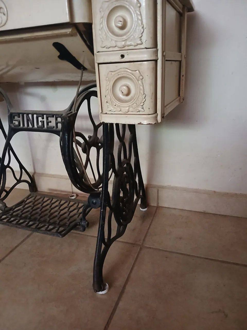 Máquina de costura Singer (leia o anúncio) - Foto 2