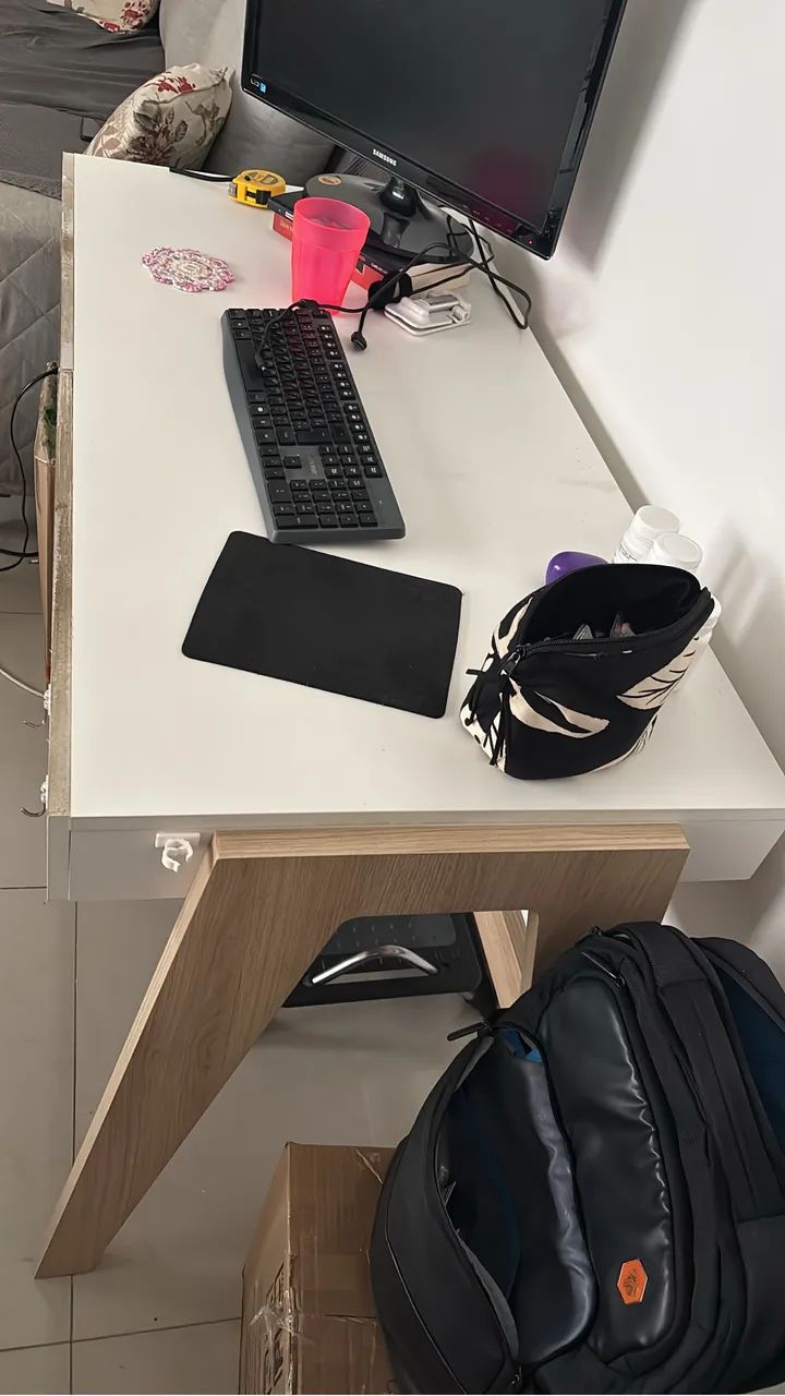 Mesa de escritório com gavetas - Foto 3