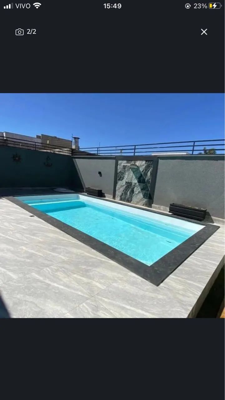 Piscina de fibra na cor branca instalada 