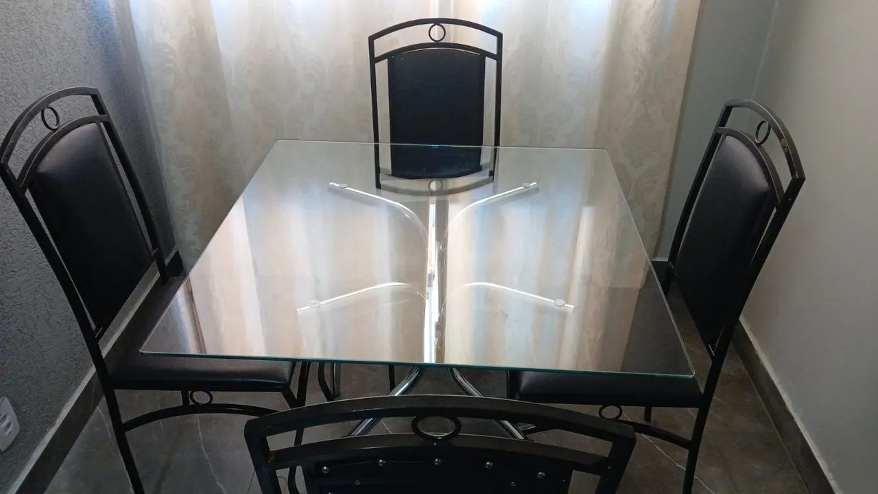 Mesa de Jantar de Vidro Temperado com 4 Cadeiras