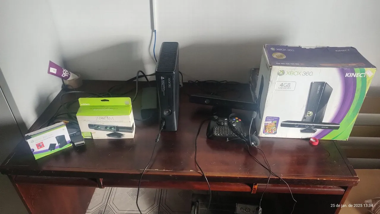 Xbox 360 4GB com Kinect e acessórios