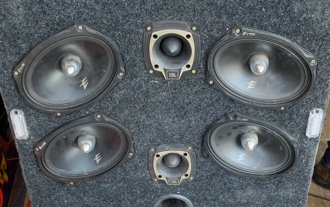 Vendo som 3 par de 6x9 evok 280 e 5 unidades de grave pioneer e uma rodstar