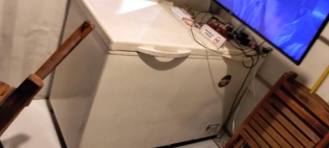 Vendo mesas de medeira e cadeiras e uma frizer  - Foto 4