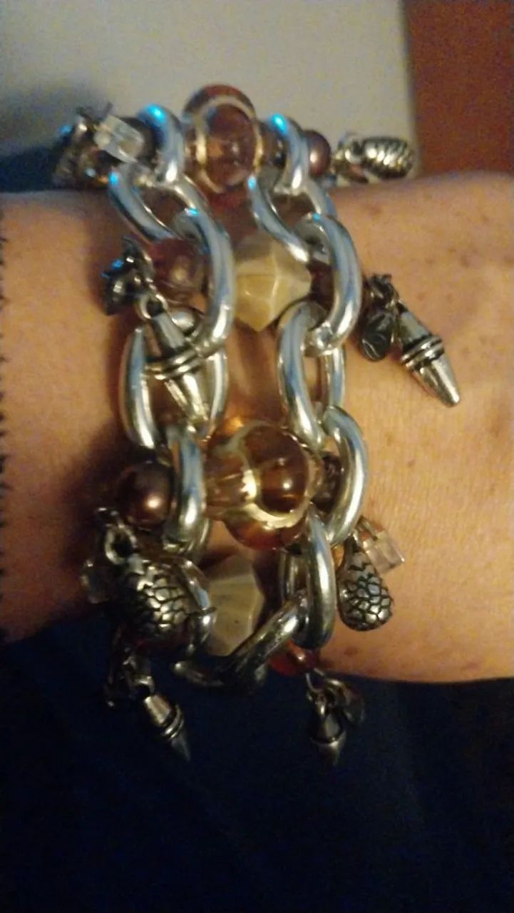 Vendo pulseira  com pingentes prata - Foto 2