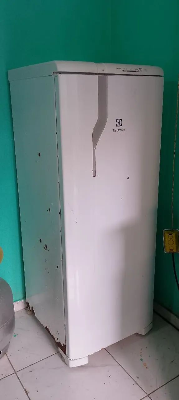 Geladeira e mesa 