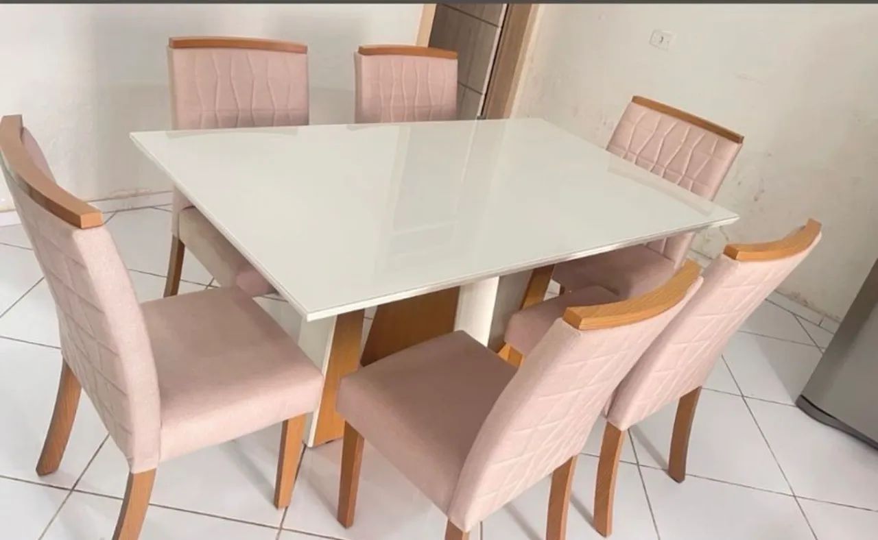 Mesa com quatro cadeiras nova 