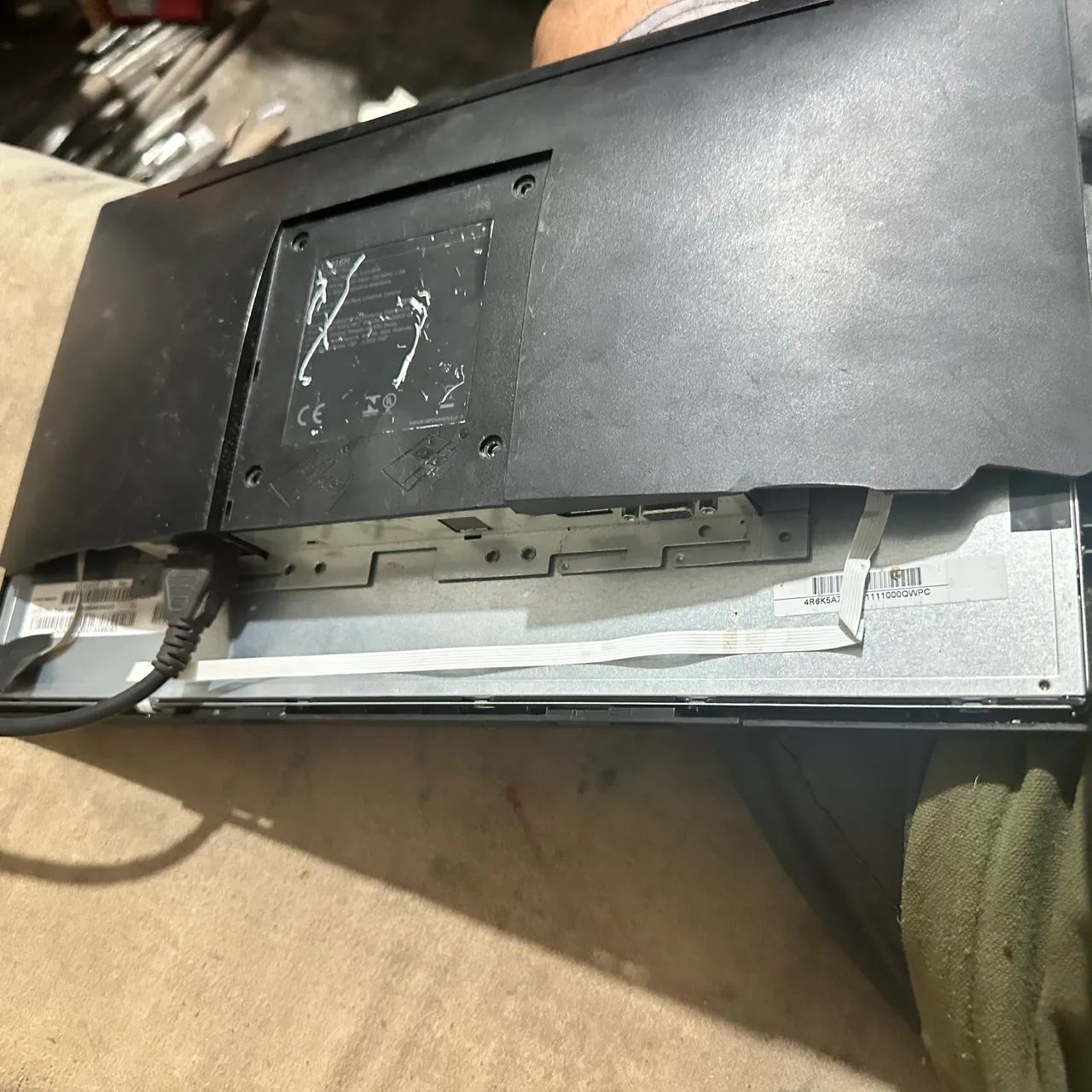 Monitor Dell usada com defeito não tem base carcaça quebrada  - Foto 2