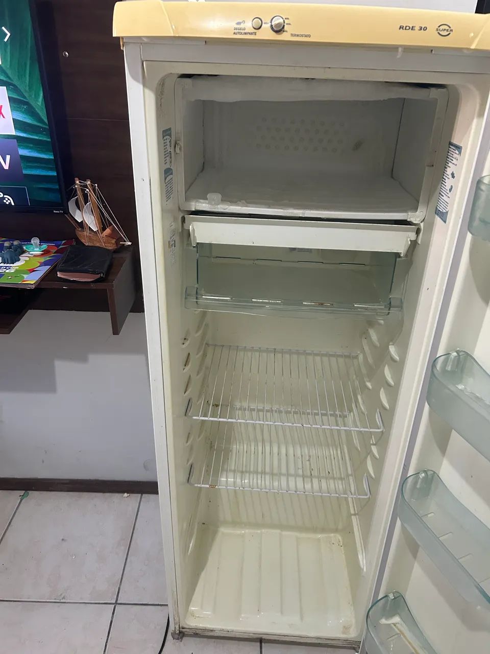 Geladeira antiga, retirar peças