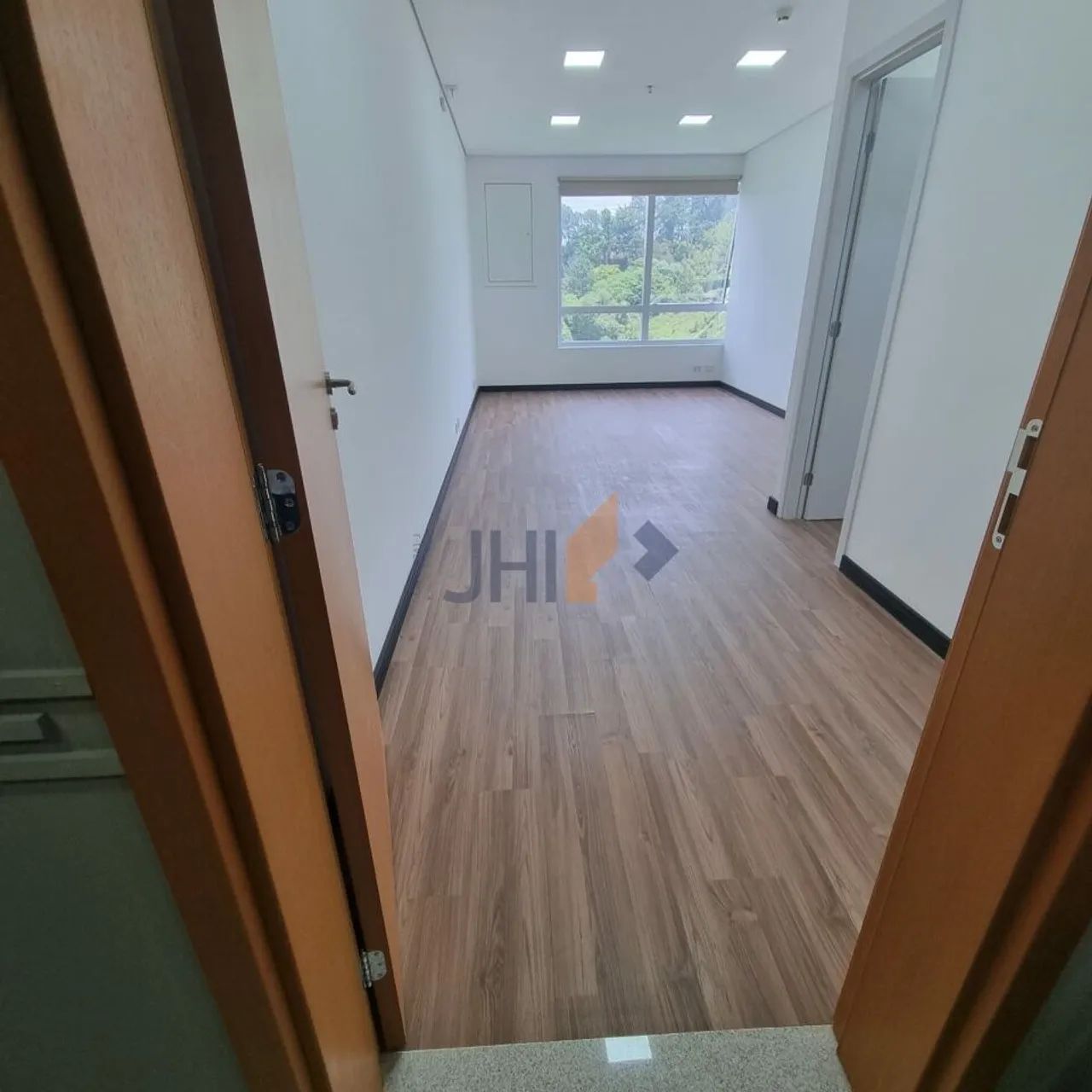SALA COMERCIAL ? VENDA ? 30 m² ? REFORMADA, PLANEJADA, VISTA LIVRE E VAGA ? ALPHAVILLE ? E - Foto 2