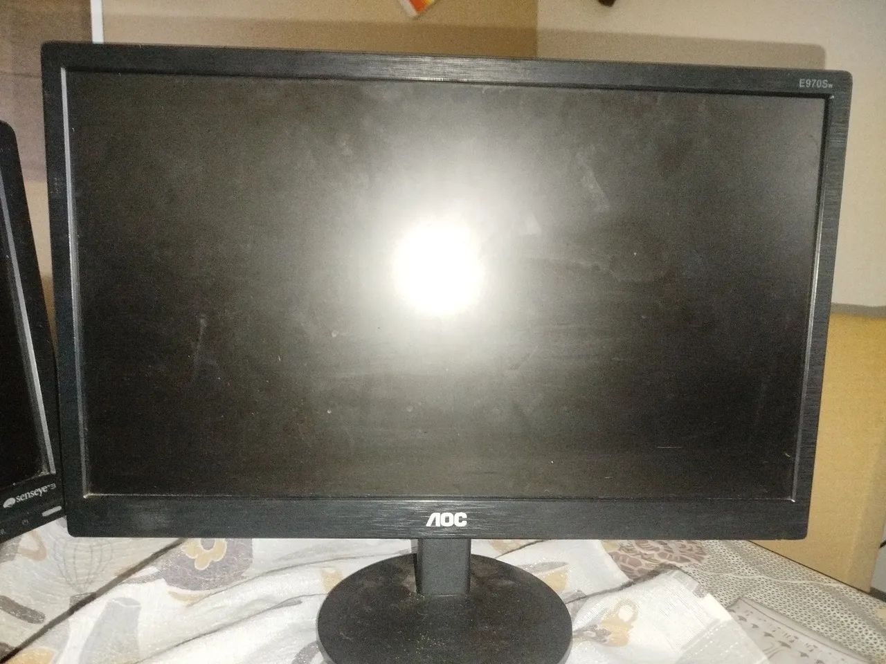Dois monitores funcionando um AOC e outro BENQ - Foto 2