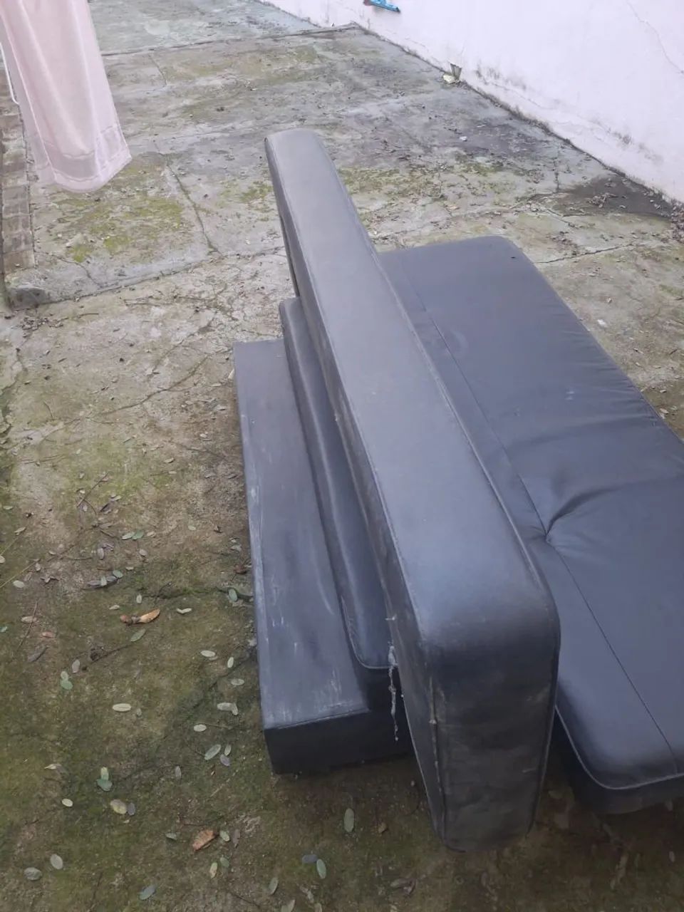 Vendo sofá cama de couro em bom estado. - Foto 4