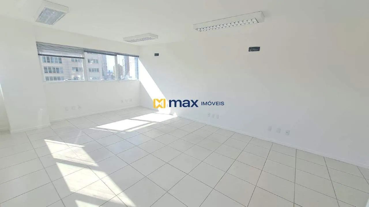 Sala Comercial com 33,94 m² e 1 Vaga de Garagem, bairro Centro, Itajaí - Foto 2