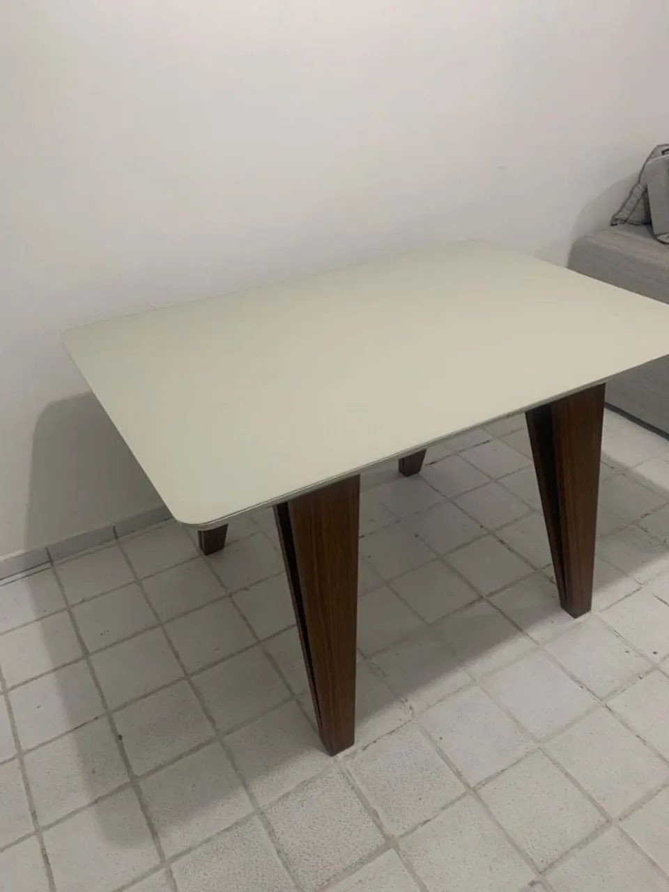 Mesa com tampo de vidro 