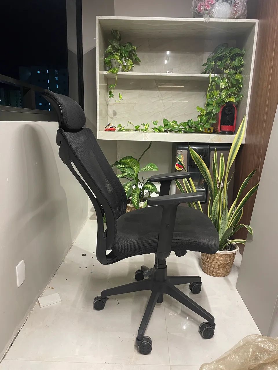 Cadeira ergonômica preta com regulagens adversas