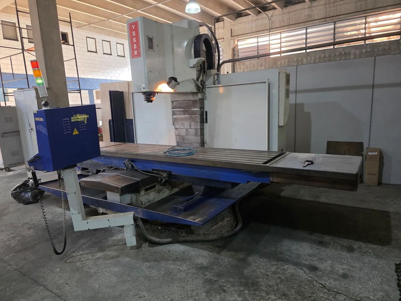 Fresadora CNC Veker Mod. VK-4900 Siemens 802D-Ano 2007 - Máquinas