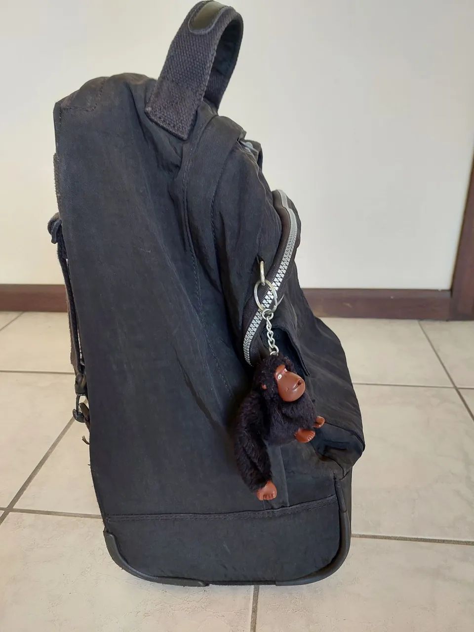 Mochila preta com rodinhas original kipling usada - Foto 5